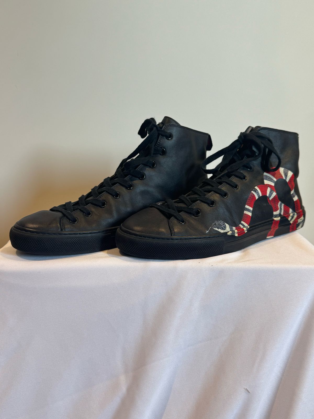 GUCCI MEN'S SNAKE PRINT LEATHER HIGH TOP SNEAKERS