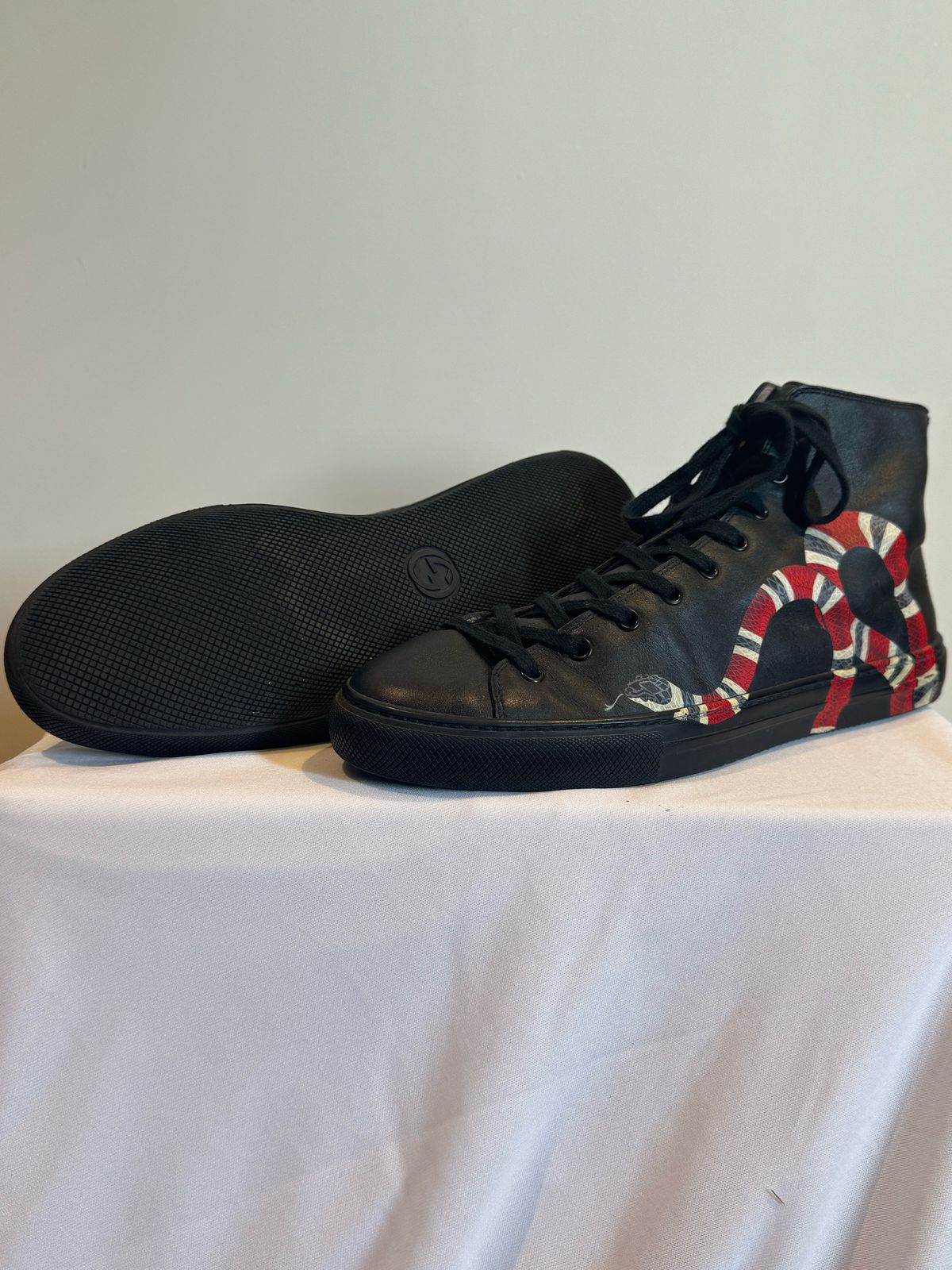 GUCCI MEN'S SNAKE PRINT LEATHER HIGH TOP SNEAKERS