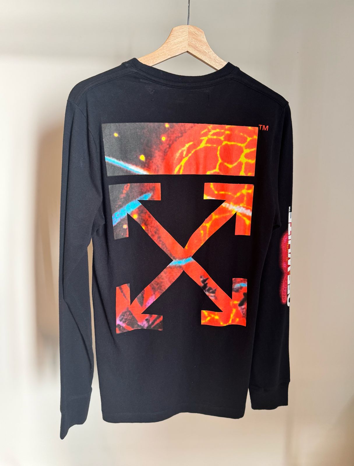 OFF-WHITE HANDS AND PLANET LONG SLEEVE T-SHIRT
