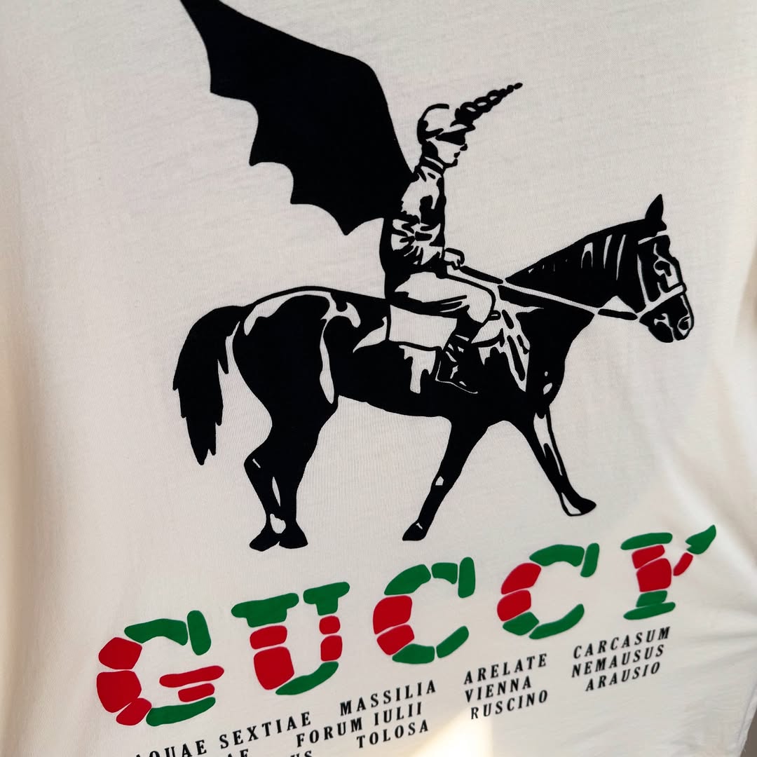 GUCCI WINGED JOCKEY GUCCY LOGO T-SHIRT